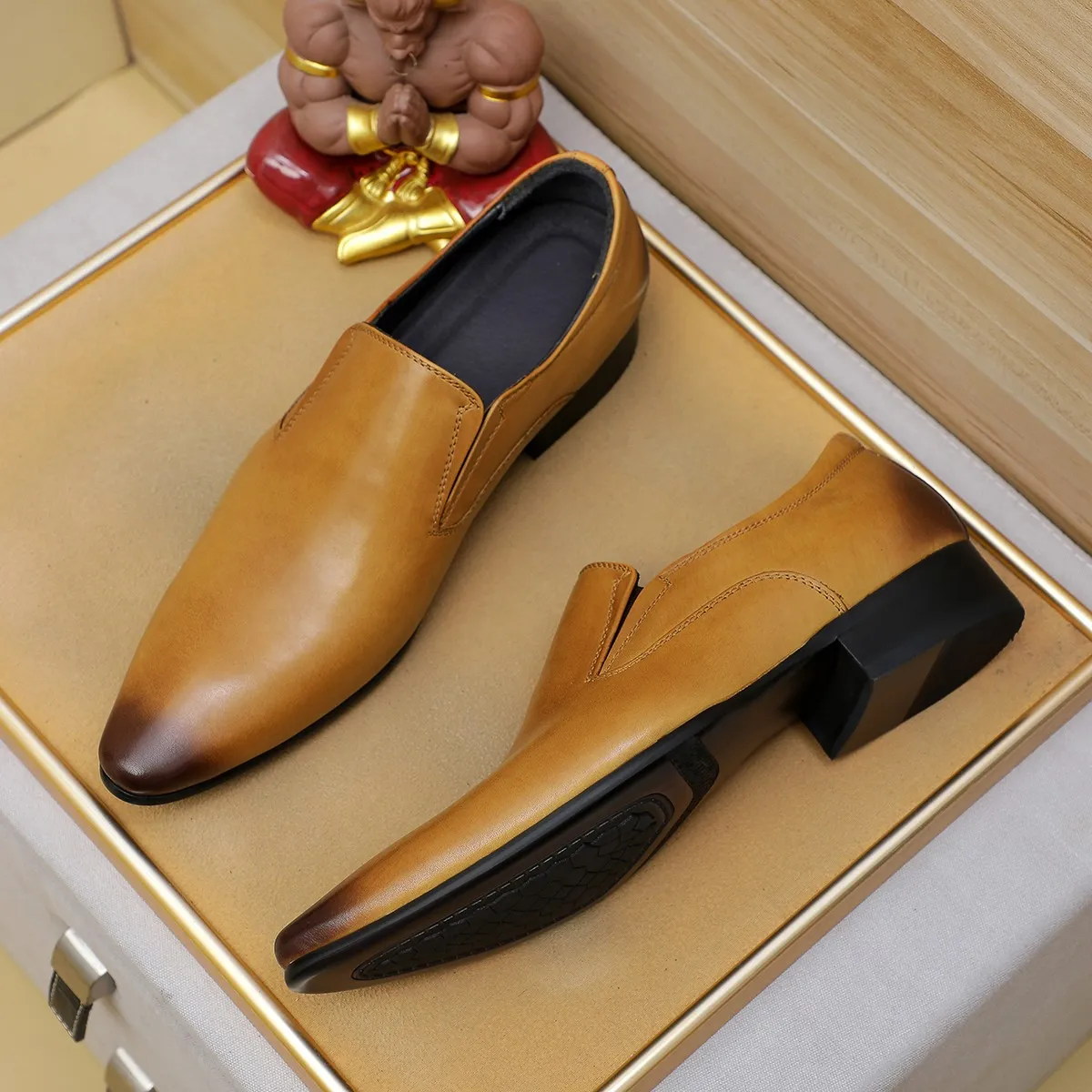 Men's shoes 💰540 💰 Louis Vuitton LV ® Autumn and Winter 🆕 models 🔛Full shoe counter First layer cowhide, 🐂Leather lined casual shoes for men, super soft outsole, essential for driving. Counter synchronization Original first layer cowhide Completely 1:1 mold customization 🌹Top version, 3 colors available! Number: 38-45 (37.46. Customized)